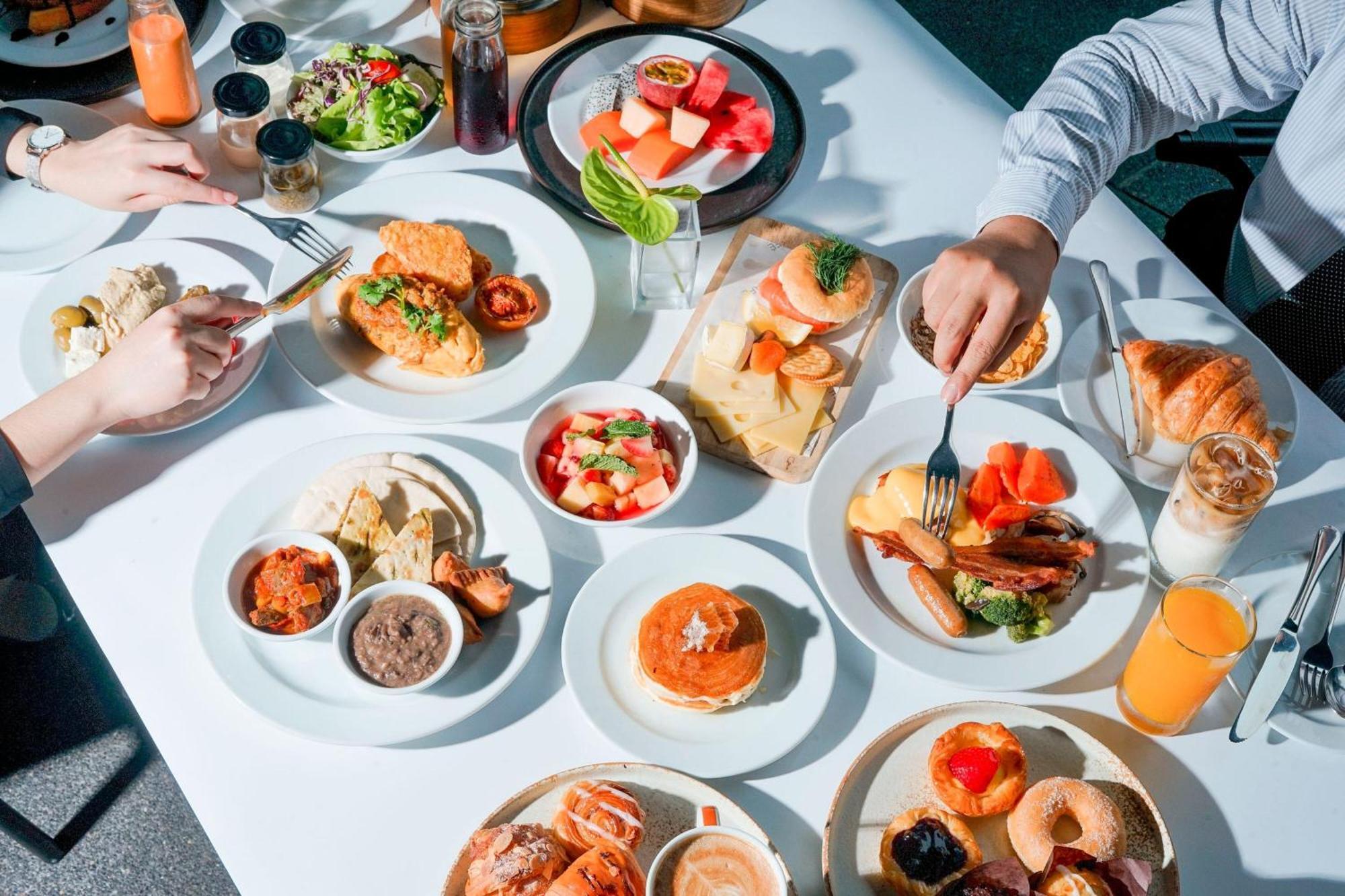 Jw Marriott Hotel Μπανγκόκ Εξωτερικό φωτογραφία A selection of dishes at the restaurant